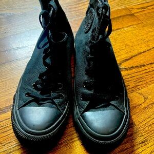 Converse HIGHTOP black cloth, men’s six women’s eight,
